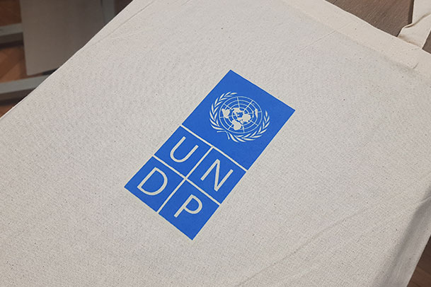 UNDP sito štampa na cegerima i kišobranima
